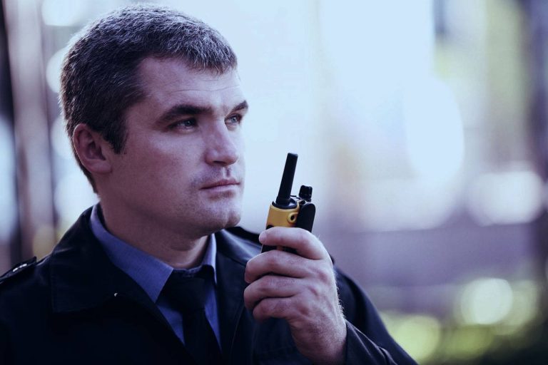 Что такое ЧОП? расшифровка, сфера деятельности частного охранного предприятия 1 Сотрудник охраны с рацией